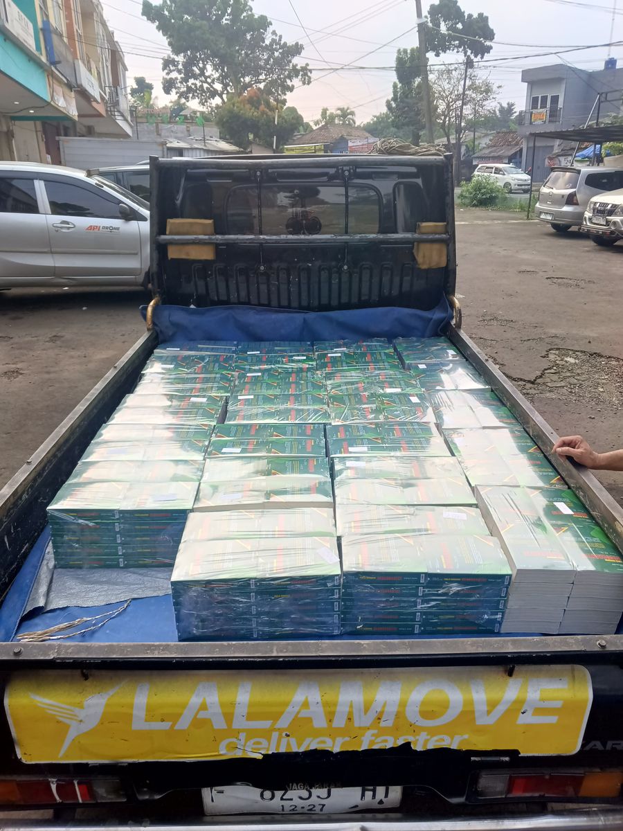 Distribusi buku menggunakan truk pengiriman