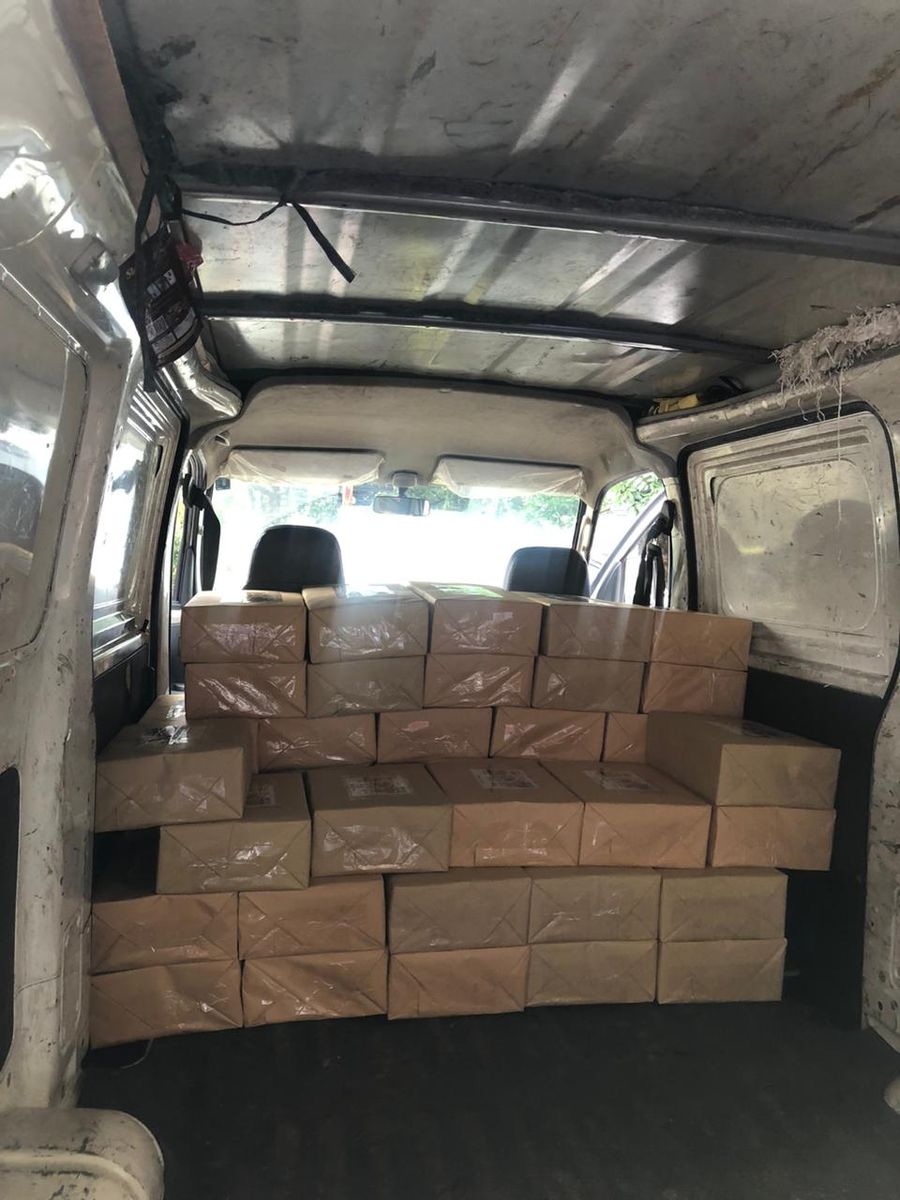 Paket buku siap dikirim di dalam mobil