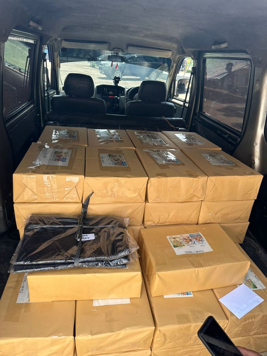 Boks buku siap distribusi tersusun di mobil